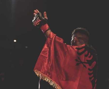 Një emër shqiptar po bën namin nëpër botë në boks dhe ne jemi shumë krenarë!