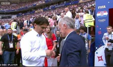 Wow çfarë shembulli për t'u ndjekur! Daliç e ''kap'' të papërgatitur dhe i bën dhuratë francezit Deshamp pas përfundimit të ndeshjes