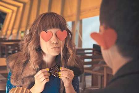 Cilët përfitojnë më shumë aftësi, adoleshentët me të dashur apo jo? Ja çfarë thotë studimi më i fundit