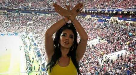 Gjobitet dhe Era Istrefi? Pozon duke bërë simbolin e shqiponjës dhe më pas...ndodh çudia!