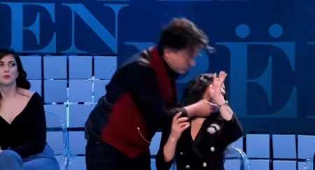 U përjashtua pasi puthi konkurrenten në mes të emisionit, thyen heshtjen Laert Vasili