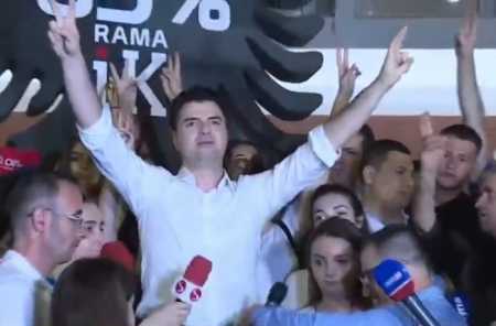 Mbyllet qetësisht protesta e opozitës/ Ja fjala e fundit e Lulzim Bashës para flamurit...