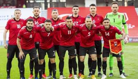 Dashuria është në ajër! Futbollisti i Kombëtares SHQIPTARE bën tatuazh sytë e gruas në trupin e tij!