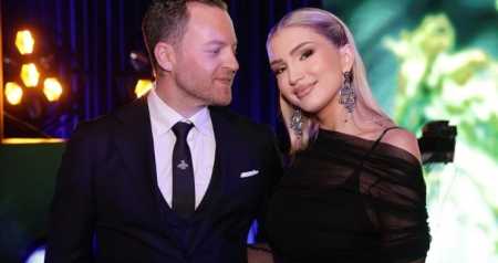 U shfaq pa unazën e martesës? Lart e poshtë po thuhet se është ndarë nga Ledioni, por Sara flet shumë me këtë veprim