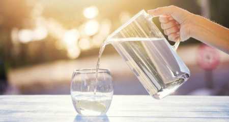 Provojeni! Një gotë me ujë në mëngjes bën mrekulli