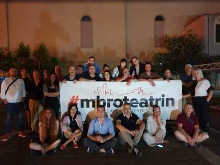 ‘Mos guxoni me Teatrin’, artistët ngujohen në godinë