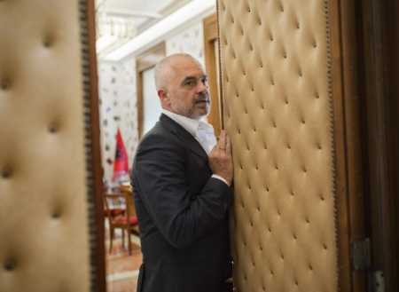 Rama kujton amanetin e regjizorit Mihallaq Luarasi: Turp që Teatri ka ngelur në atë ndërtesë