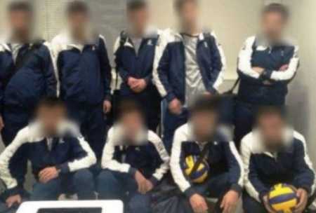 Çmenduritë e refugjatëve /Maskohen si skuadër volejbolli për të kaluar aeroportin e Athinës