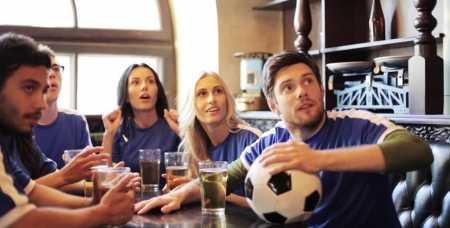 E keni partnerin tifoz të çmendur të futbollit? Femra, bëni këto 5 gjëra sa më shpejt!