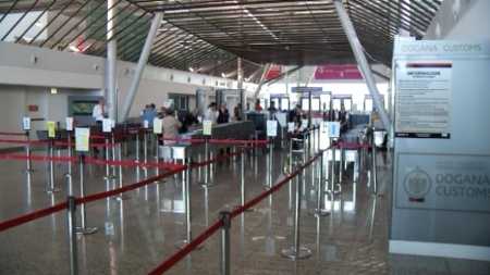 Policia shpëton 20-vjeçaren në Rinas që do të trafikohej për prostitucion në Gjermani