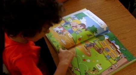 Edhe këtë vit tekstet shkollore plot gabime trashanike! Një mësues jep shembullin e Abetares [FOTO]