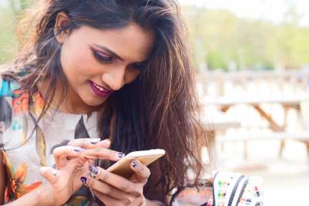 Femra, nëse ai bën këto 3 gjëra, mos i dërgoni më mesazhe.Kujdes!