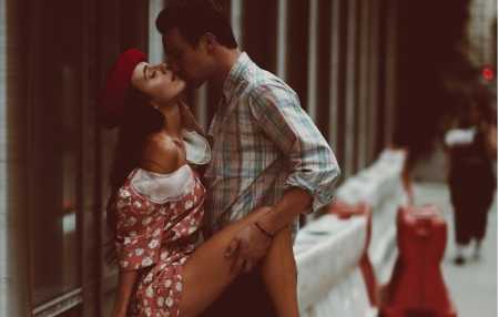 5 shenja që tregojnë se ai është kokë e këmbë i dashuruar me ju