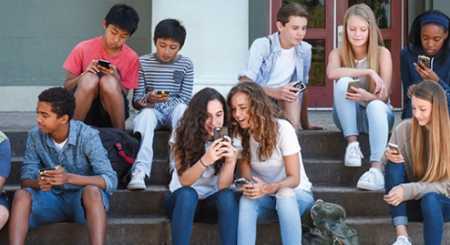 Më shumë se tre orë në rrjetet sociale! Çfarë i pret adoleshentët?