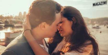 Meshkuj, nëse ajo dëshiron të bëjë seks me ju, do t’iu dërgojë këto 3 sinjale