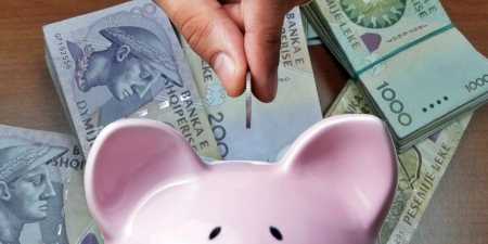 Rrogat e ulëta nuk pengojnë shqiptarët të kursejnë. Në krye të listës Tirana