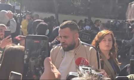 Luiz Ejlli me Kiarën dhe Lunën në krah mes protestuesve: Kam ardhur që ata të dëgjojnë...