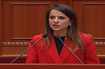 Zgjedh të recitojë për ''gjerneralin dhe kryetarin në tentativë''! Rudina Hajdari çudit sërish[VIDEO]