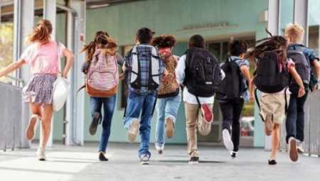 Pas gjumit të pushimeve, mjekët pediatër japin këshilla sesi fëmijët t’i rikthehen ritmit të shkollës