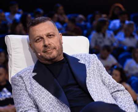 Policia nuk e gjeti në shtëpi, reagon Adi Hila: Më kanë...