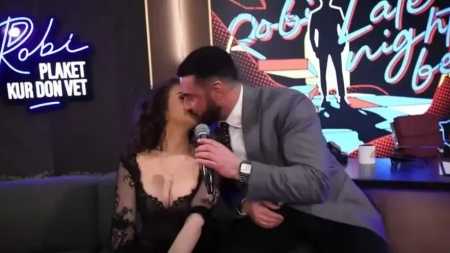 Robert Berisha s'përmbahet, puth në buzë gjatë emisionit ish-banoren e Big Brother VIP