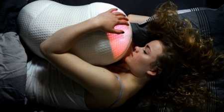 Shikoni si ky jastek robot ju vendos në gjum