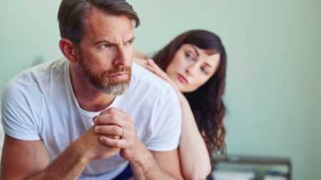 3 shenjat që tregojnë se ai nuk ju dashuron, por qëndron me ju për të kaluar kohën. Femra, hapini sytë!