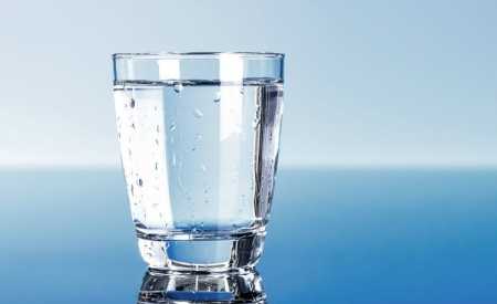 Konsumimi i ujit parandalon dhe kuron kistet