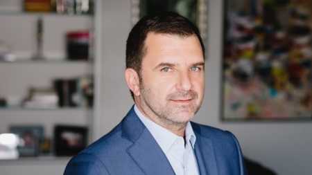 'Nderi i 'humbur' i dy kineastëve për Teatrin'