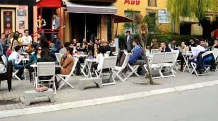 Kafenetë nuk njohin mungesë financash, ambulantët i ikin rrugëve