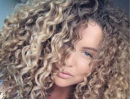 Femrat me flokë kaçurela fshehin këto 3 sekrete. Ja pse meshkujt çmenden pas tyre!