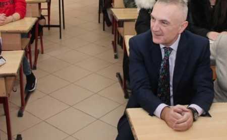 “Yje që shkëlqejnë”, Rama uron ditën e parë të shkollës me 10 nxënësit model. Meta ulet në bankat e shkollës