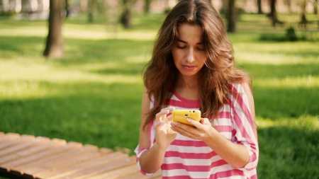 T’i shkruaj, apo mos t’i shkruaj? Femra, hiqini dyshimet!