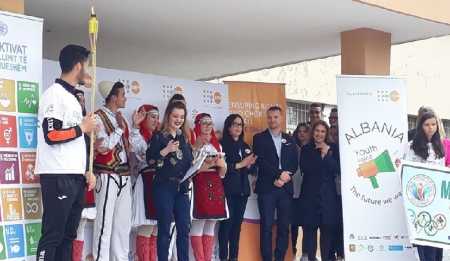 Larg DHUNËS dhe VESEVE! Të rinjtë dhe përfaqësuesit e UNFPA-së ndajnë mesazhe sensibilizuese[FOTO/VIDEO]